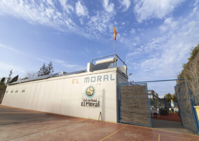 entrada de club de padel el moral en sanlucar